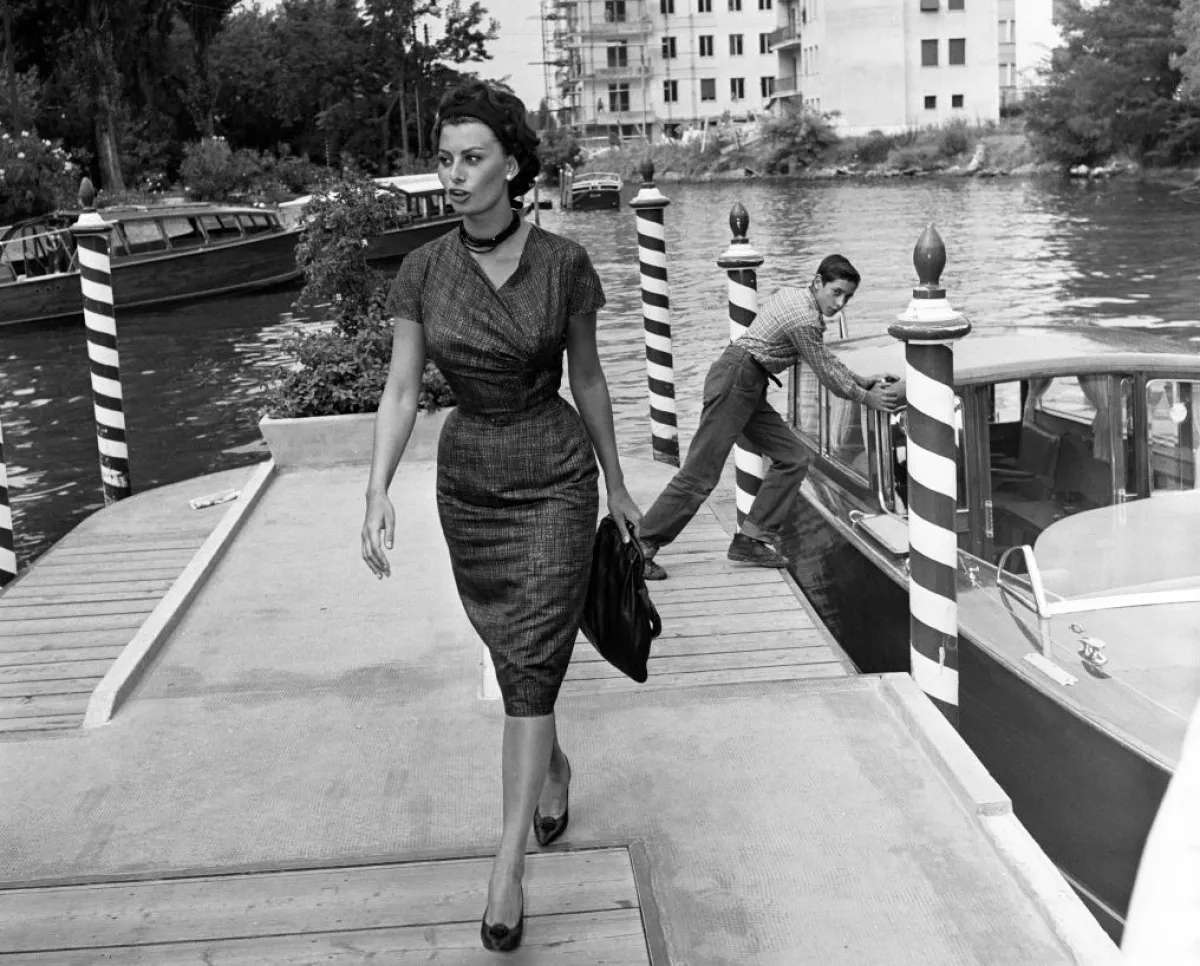 صوفيا لورين في مهرجان فينيسيا السينمائي عام 1958 (مصدر الصورة Photo by Mirrorpix/Getty Images)