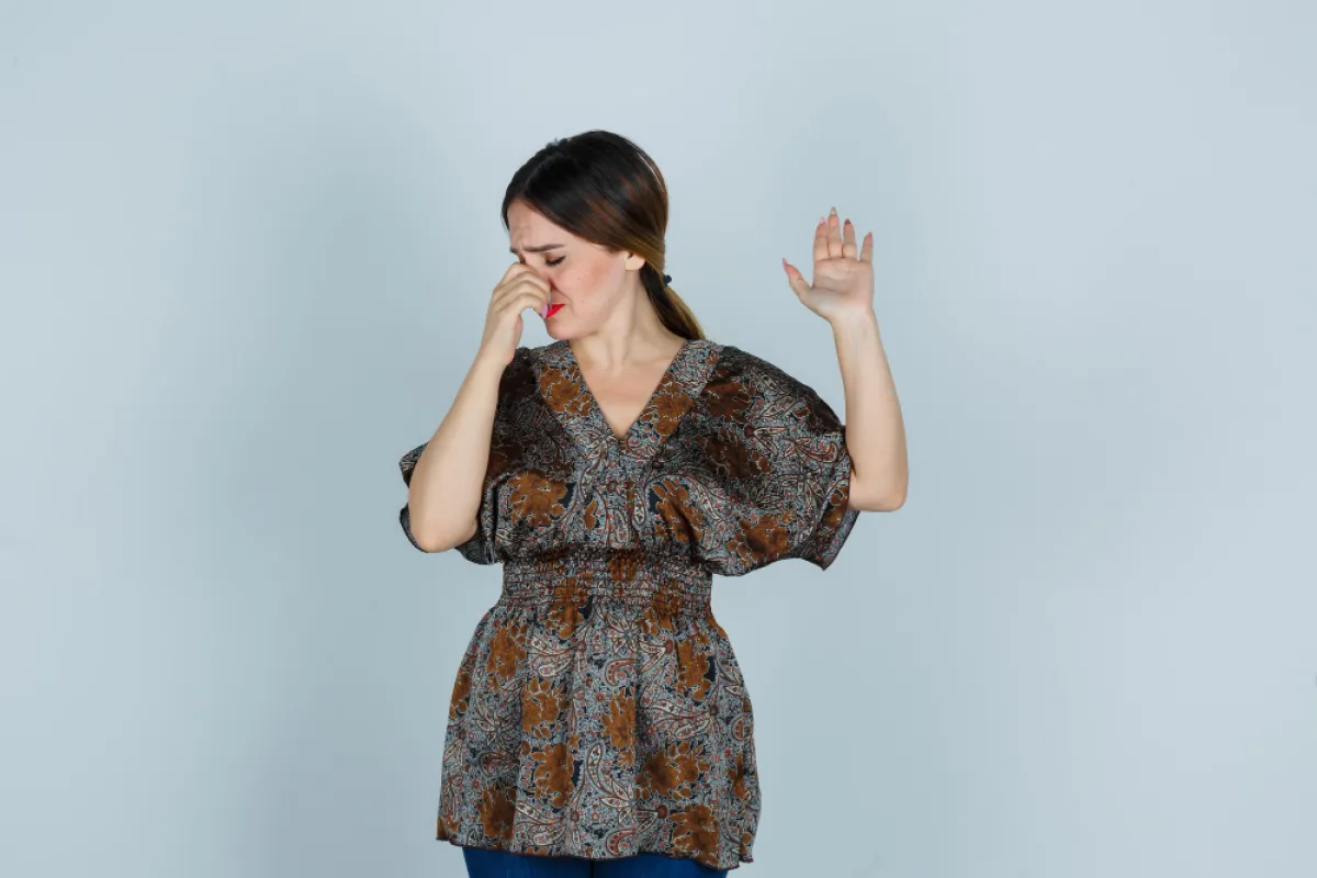 امرأة تعاني من نزيف الأنف - المصدر freepik