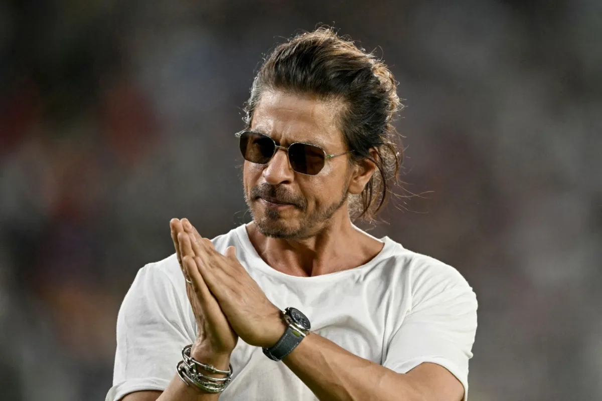 شاروخان في ملعب ناريندرا مودي في أحمد آباد (Shah Rukh Khan in the Narendra Modi Stadium of Ahmedabad). مصدر الصورة: Punit PARANJPE / AFP