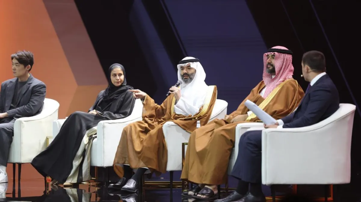 الأمير فيصل بن بندر بن سلطان، والمهندس عبدالله بن عامر السواحه؛ والأستاذة أضواء العريفي