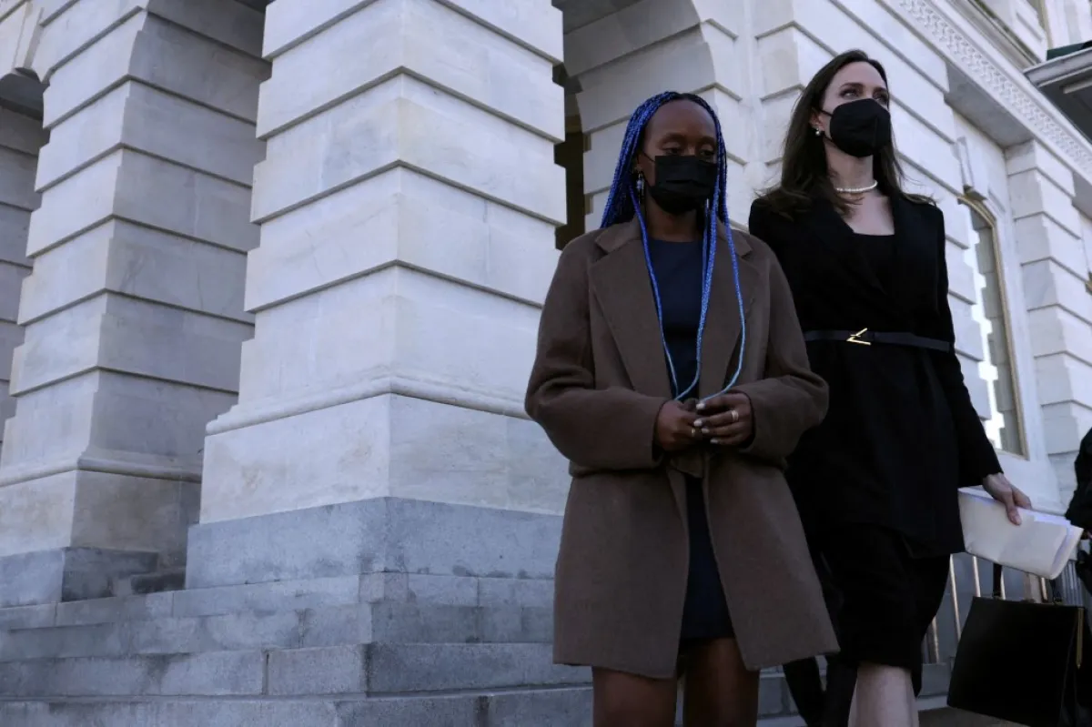 أنجلينا جولي وابنتها زهارا  Angelina Jolie with her daughter Zahara في واشنطن عام 2022 (مصدر الصورة:  ALEX WONG / GETTY IMAGES NORTH AMERICA / Getty Images via AFP)