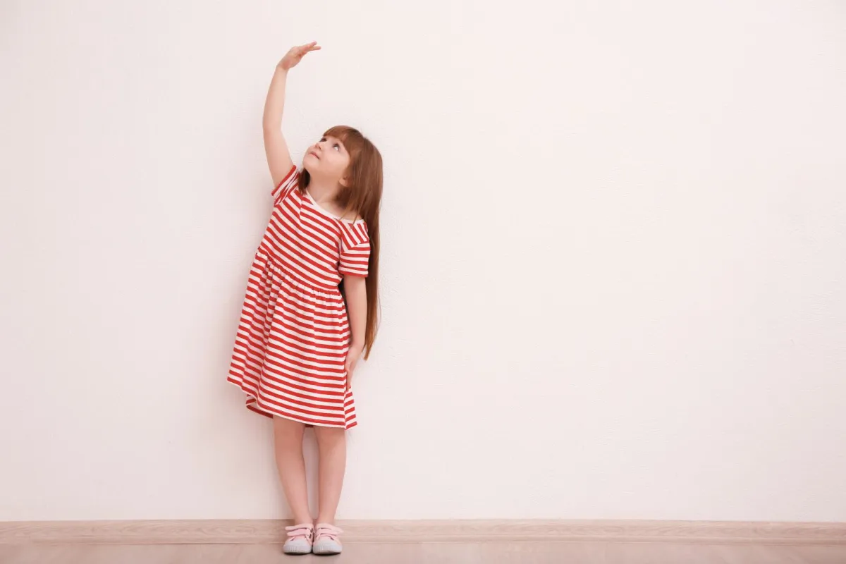صورة تعبر عن قصر قامة الطفل