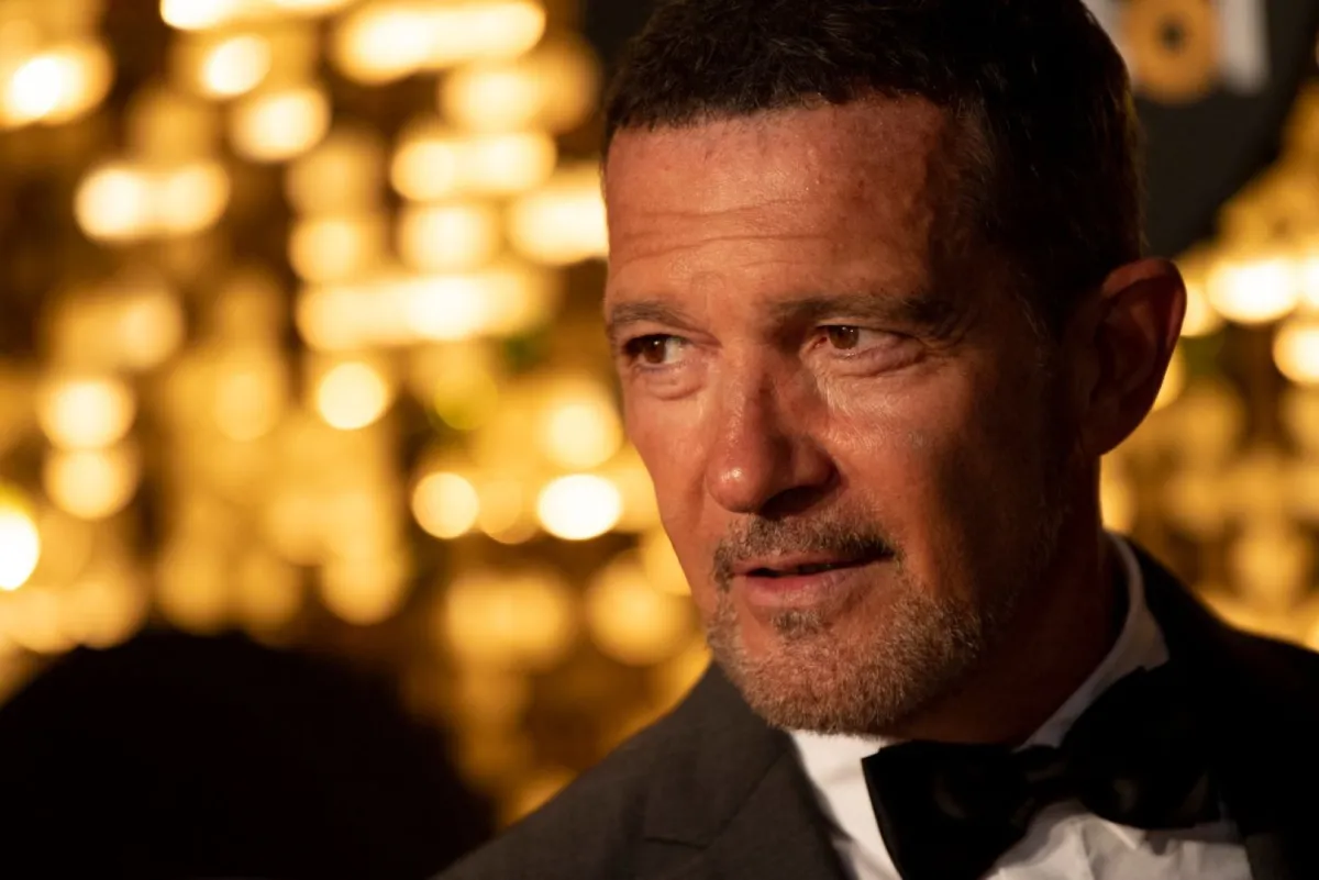 أنطونيو بانديراس في حفل ستارلايت في ماربيا (Antonio Banderas at the Starlite gala, in Marbella). مصدر الصورة: JORGE GUERRERO / AFP