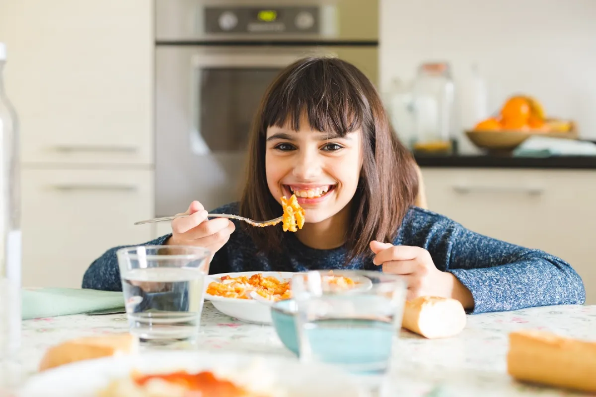 صورة لطفلة تتناول طعامها