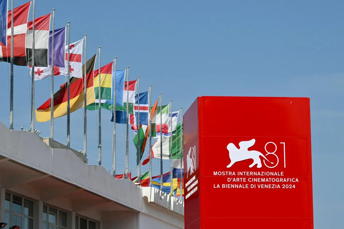 الاستعدادات النهائية لحفل الافتتاح مهرجان فينيسيا السينمائي 2024  – الصورة من Alberto PIZZOLI / AFP