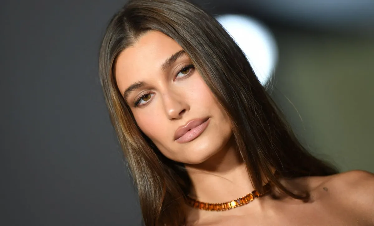 هايلي بيبر في متحف أكاديمية الصور المتحركة في لوس أنجلوس (Hailey Bieber at the Academy Museum of Motion Pictures in Los Angeles). مصدر الصورة: VALERIE MACON / AFP