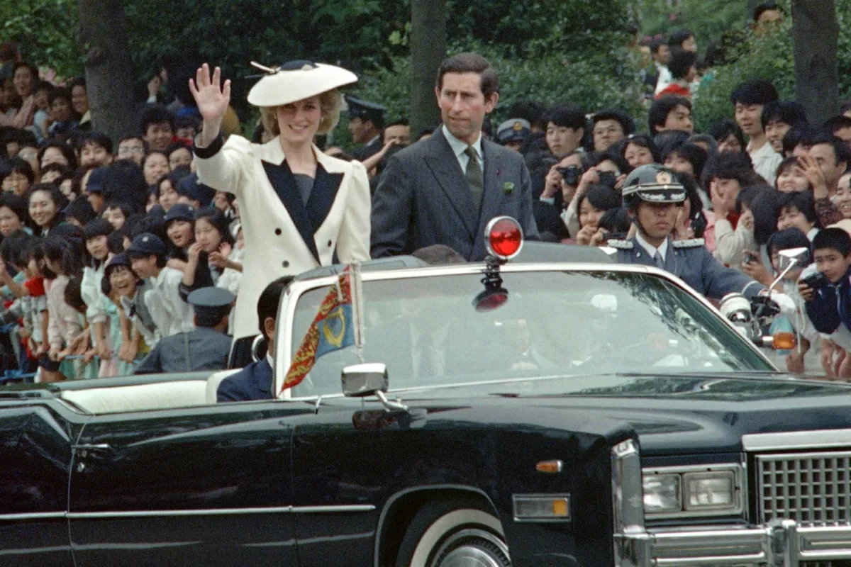 الأميرة ديانا، أميرة ويلز، والأمير تشارلز في شوارع طوكيو (Diana, Princess of Wales and Prince Charles of Wales in the streets of Tokyo). مصدر الصورة: Yoshikazu MIKAMI / AFP