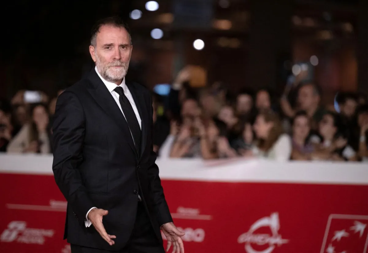 الممثل الإيطالي فاليريو ماستاندريا في مهرجان روما السينمائي الثامن عشر في روما (Italian actor Valerio Mastandrea at the 18th Rome Film Fest in Rome). مصدر الصورة: Tiziana FABI / AFP