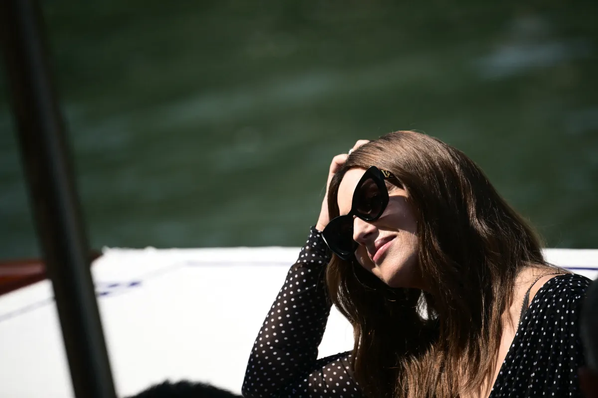 مونيكا بيللوتشي Monica Bellucci بعد مغادرتها جلسة التصوير الخاصة بفيلم "Beetlejuice Beetlejuice"  خلال مهرجان البندقية السينمائي الدولي الحادي والثمانين في فينيسيا ليدو، Photo by Marco BERTORELLO / AFP)