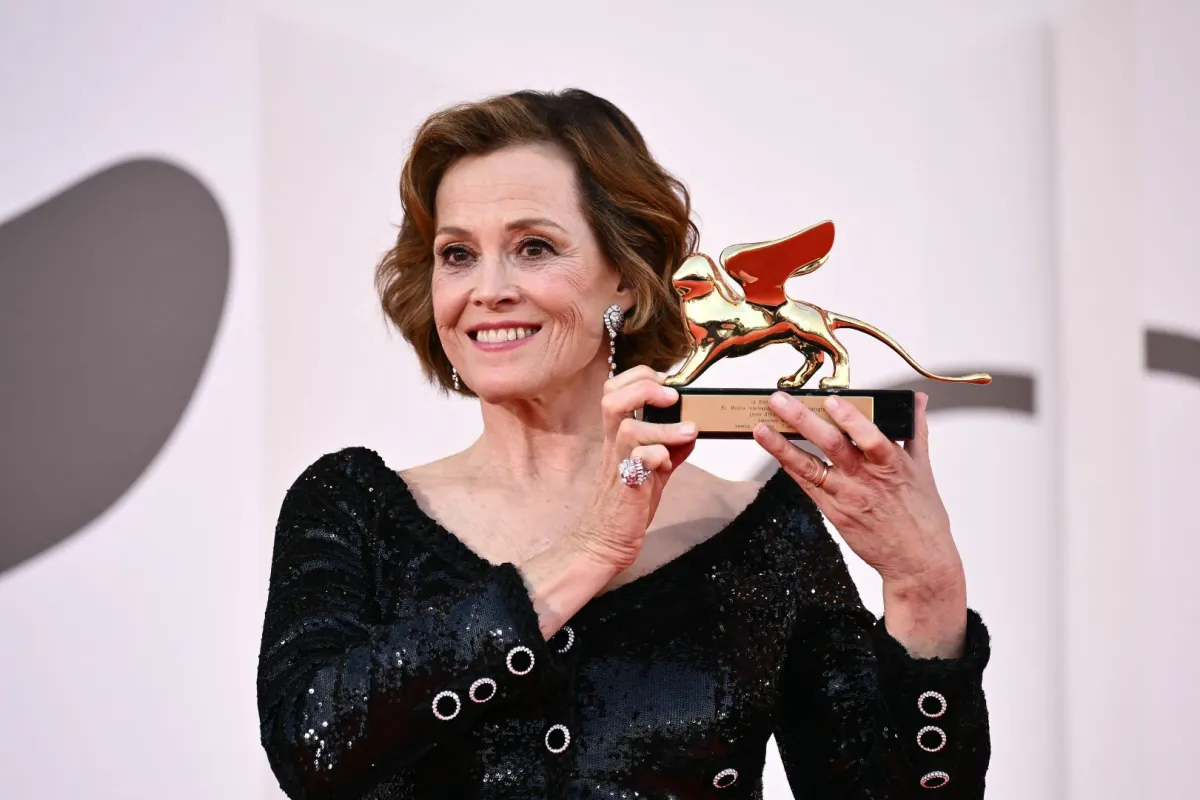 سيغورني ويفر بعد حصولها على جائزة الأسد الذهبي للإنجاز مدى الحياة خلال حفل افتتاح مهرجان فينيسيا السينمائي الدولي الحادي والثمانين في فينيسيا ليدو (Sigourney Weaver after receiving the Golden Lion For Lifetime Achievement during the opening ceremony of the 81st International Venice Film Festival at Venice Lido). مصدر الصورة: Marco BERTORELLO / AFP