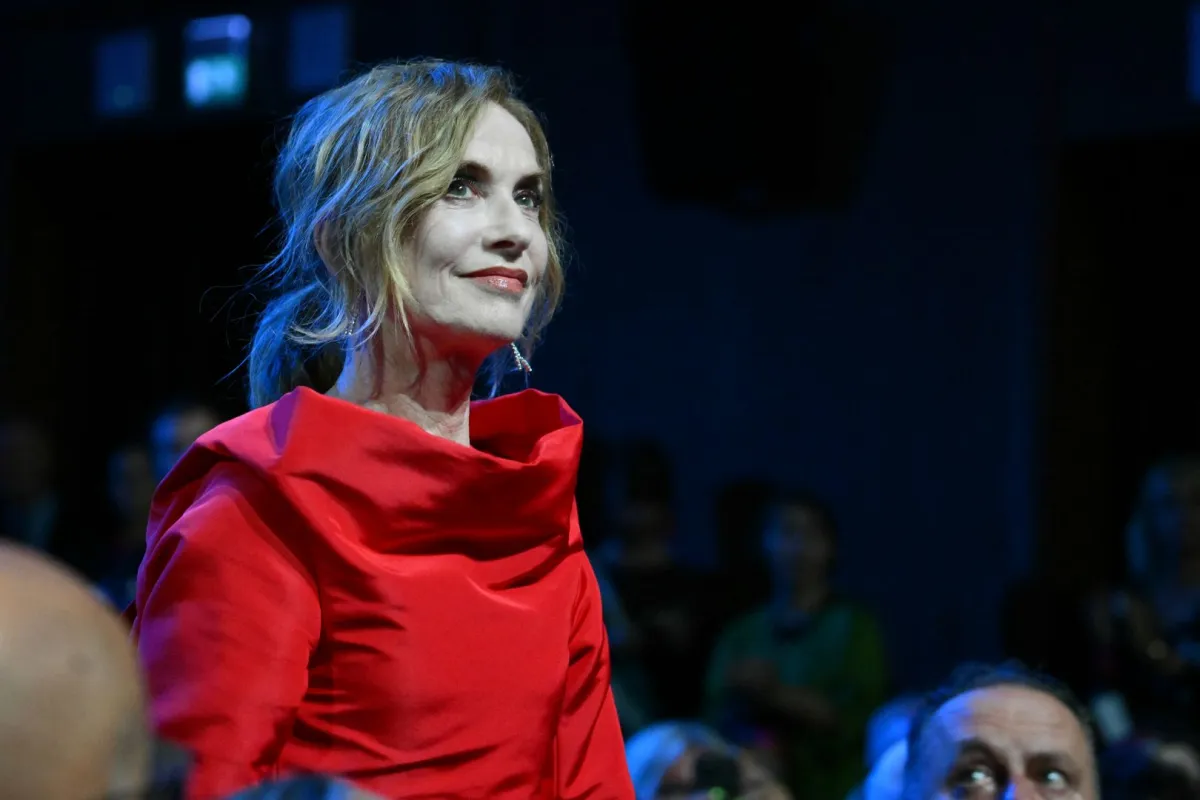 إيزابيل هوبير خلال حفل افتتاح مهرجان فينيسيا السينمائي الدولي الحادي والثمانين في فينيسيا ليدو (Isabelle Huppert during the opening ceremony of the 81st International Venice Film Festival at Venice). مصدر الصورة: Lido Alberto PIZZOLI / AFP