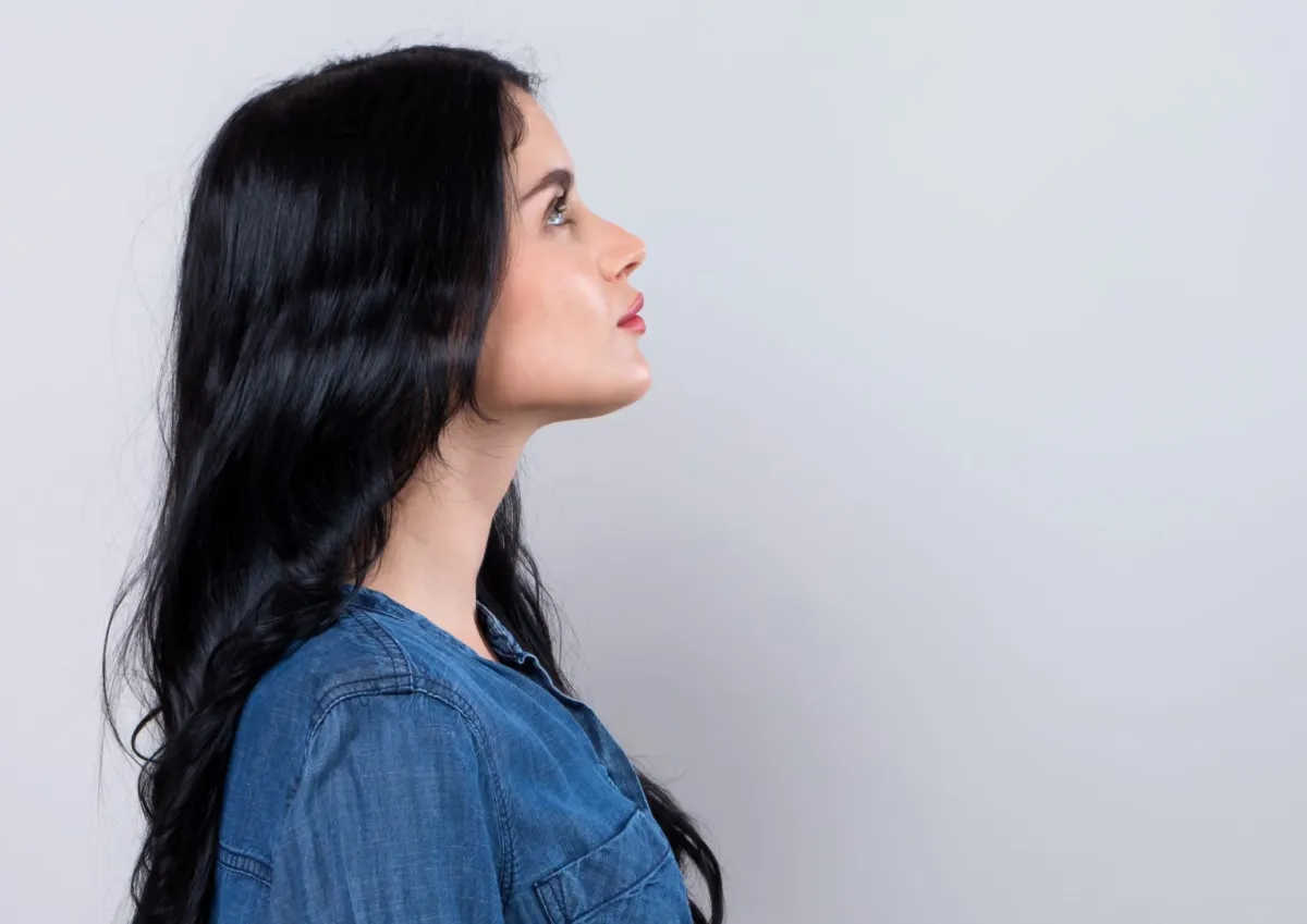 امرأة شابة تتأمل 