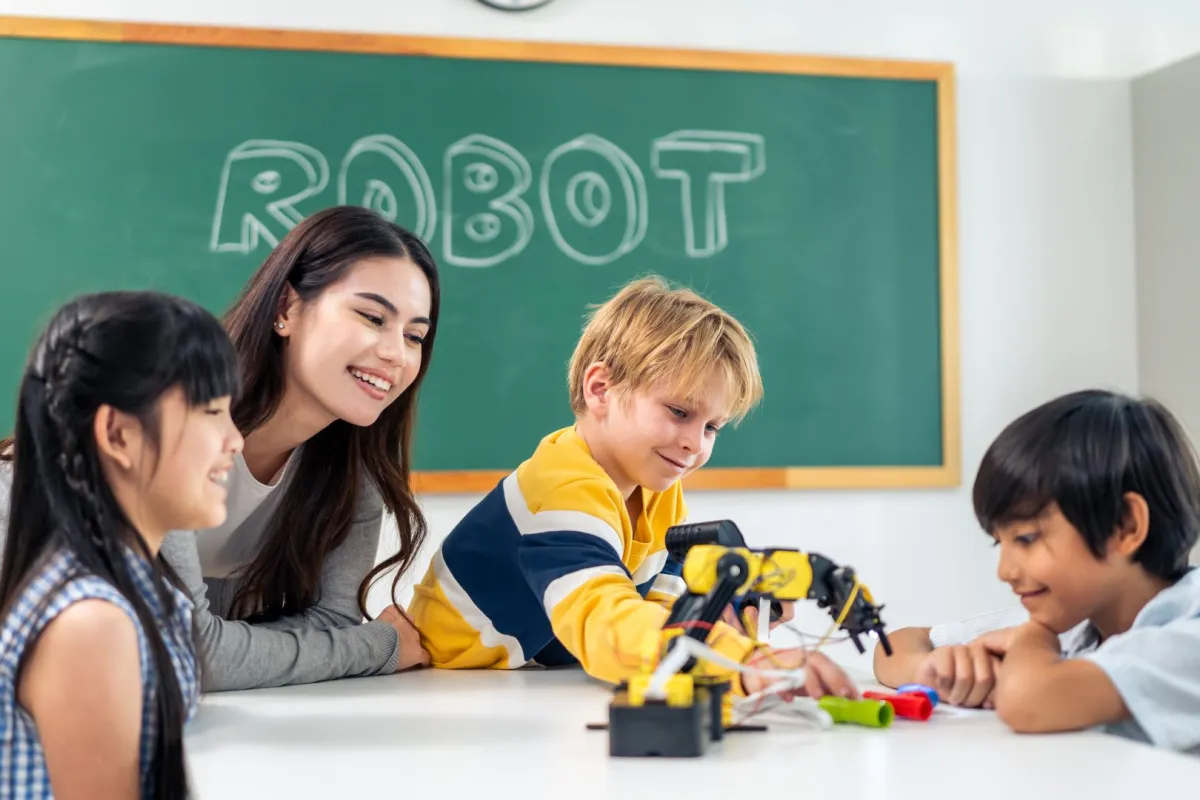 صورة روبوت في الفصل