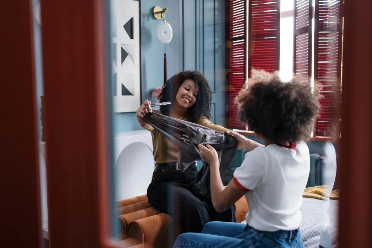 تفسير حلم تمزيق الملابس في المنام