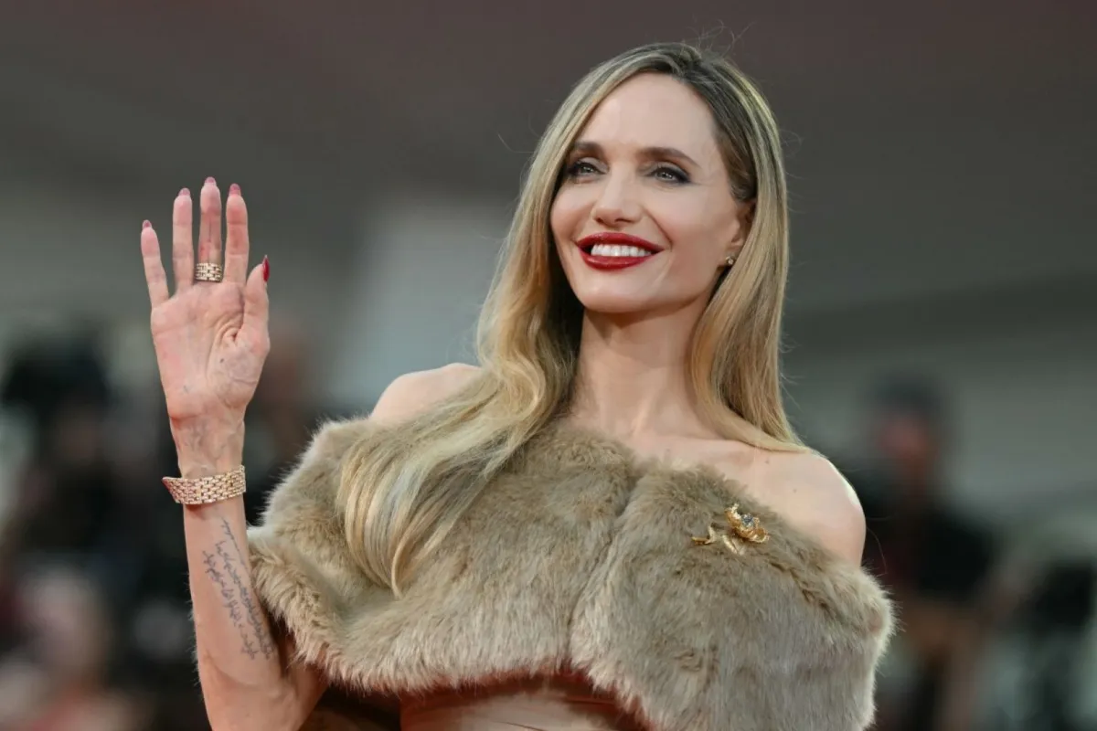 أنجلينا جولي تحضر السجادة الحمراء لفيلم "ماريا" خلال مهرجان فينيسيا السينمائي الدولي الـ81 في فينيسيا ليدو (Angelina Jolie attends the red carpet of the movie "Maria" during the 81st International Venice Film Festival at Venice Lido). مصدر الصورة: Alberto PIZZOLI / AFP