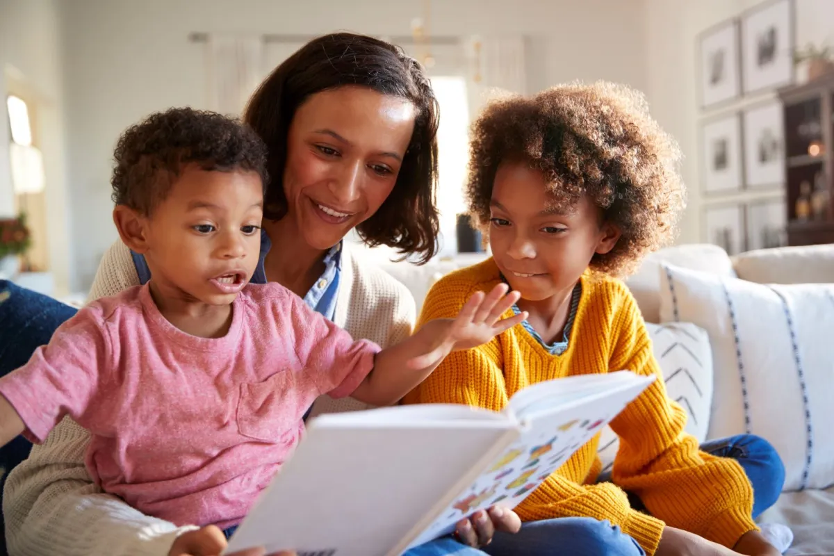 صورة أم تقرأ لأطفالها