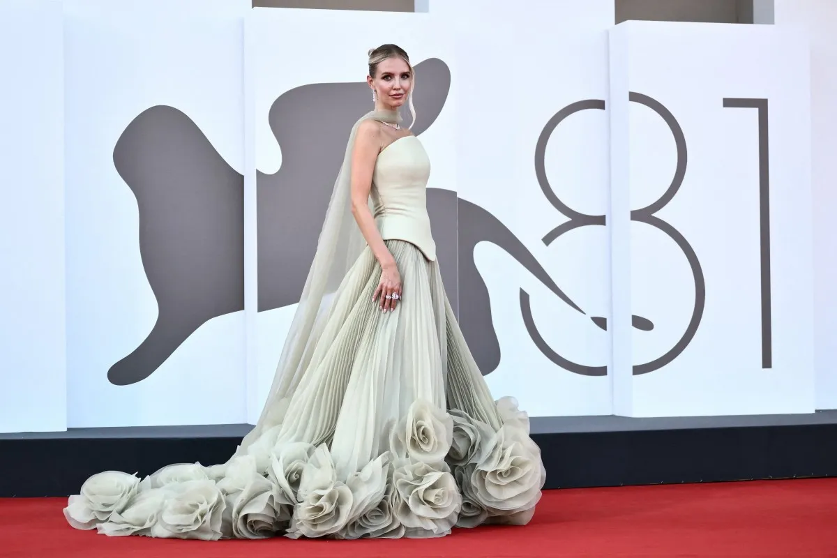 المؤثرة ليوني هان Leonie Hanne  في مهرجان فينيسيا السينمائي 81 (مصدر الصورة  Marco BERTORELLO / AFP)