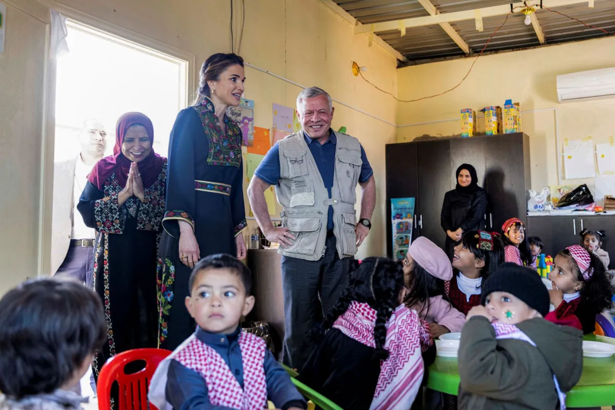 الملك عبد الله الثاني وزوجته الملكة رانيا في منطقة الديسة في صحراء وادي رم جنوب الأردن (King Abdullah II and his wife Queen Rania in Disah in Jordan's southern Wadi Rum desert). مصدر الصورة: Jordanian Royal Palace / AFP