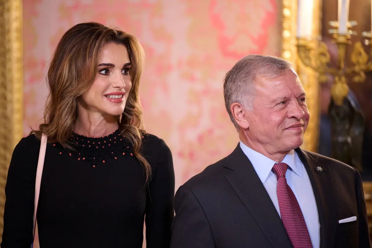 الملكة رانيا والملك عبد الله الثاني في القصر الملكي في مدريد، إسبانيا (Queen Rania and King Abdullah II at the Royal Palace in Madrid, Spain). مصدر الصورة: Carlos Alvarez/Getty Images