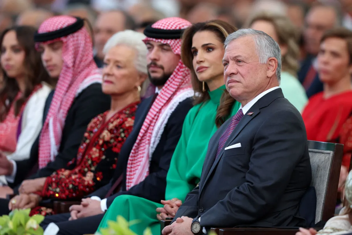 الملك عبدالله الثاني والملكة رانيا وولي العهد الأمير حسين والأميرة منى في قصر رغدان في عمان (King Abdullah II, Queen Rania, Crown Prince Hussein and Princess Muna at the Raghdan Royal Palace in Amman). مصدر الصورة: Khalil MAZRAAWI / AFP