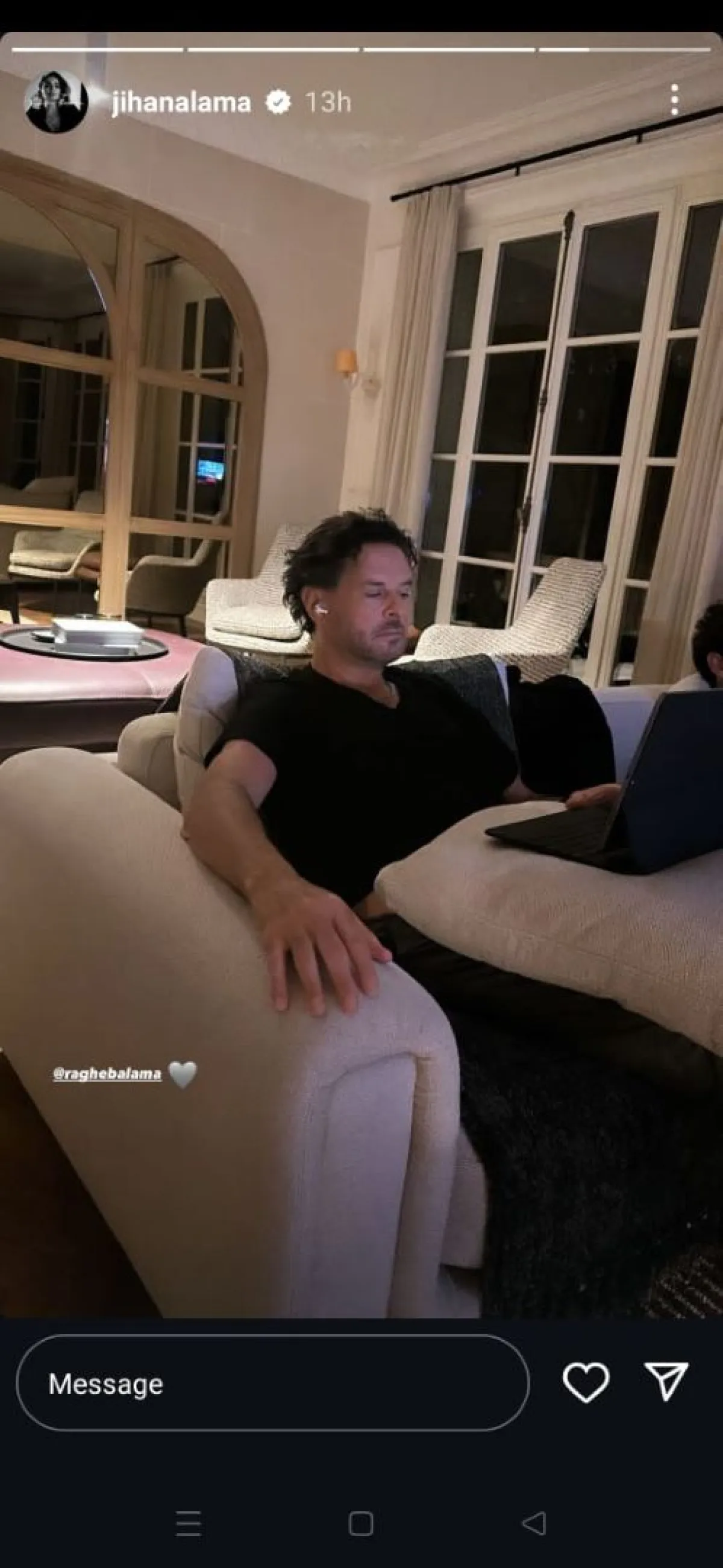 راغب علامة بمنزله بباريس- الصورة من خاصية القصص القصيرة بحساب زوجته جيهان على إنستغرام