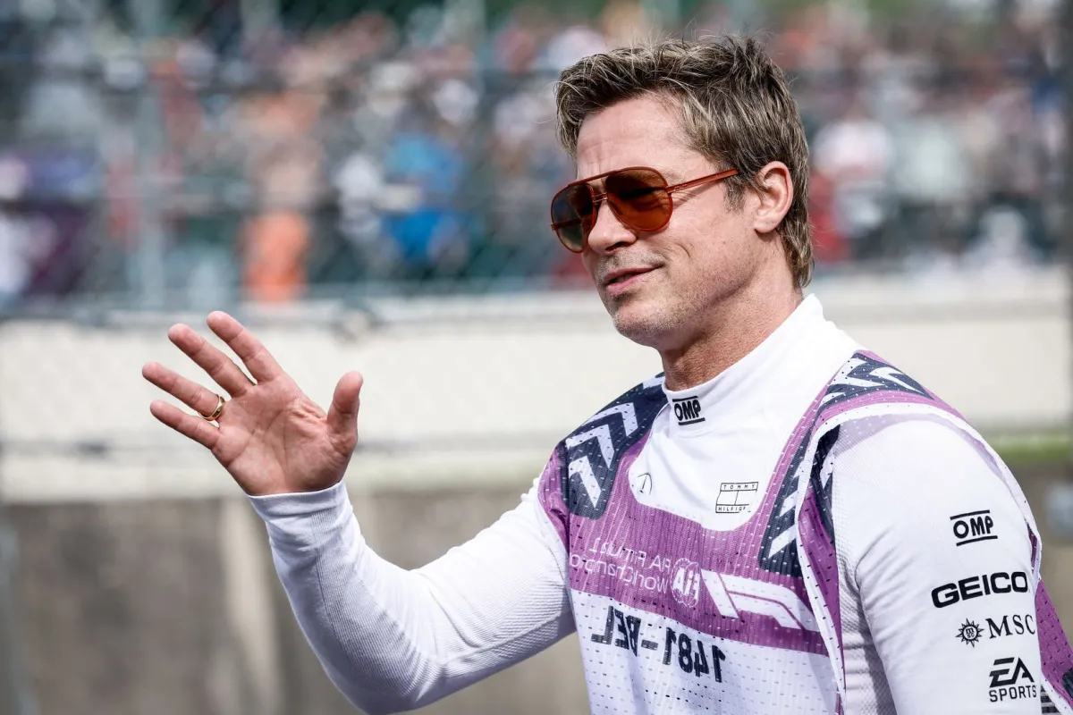 براد بيت قبل سباق جائزة بلجيكا الكبرى للفورمولا واحد على حلبة سبا فرانكورشان في سبا (Brad Pitt ahead of the Formula One Belgian Grand Prix at the Spa-Francorchamps Circuit in Spa). مصدر الصورة: Simon Wohlfahrt / AFP