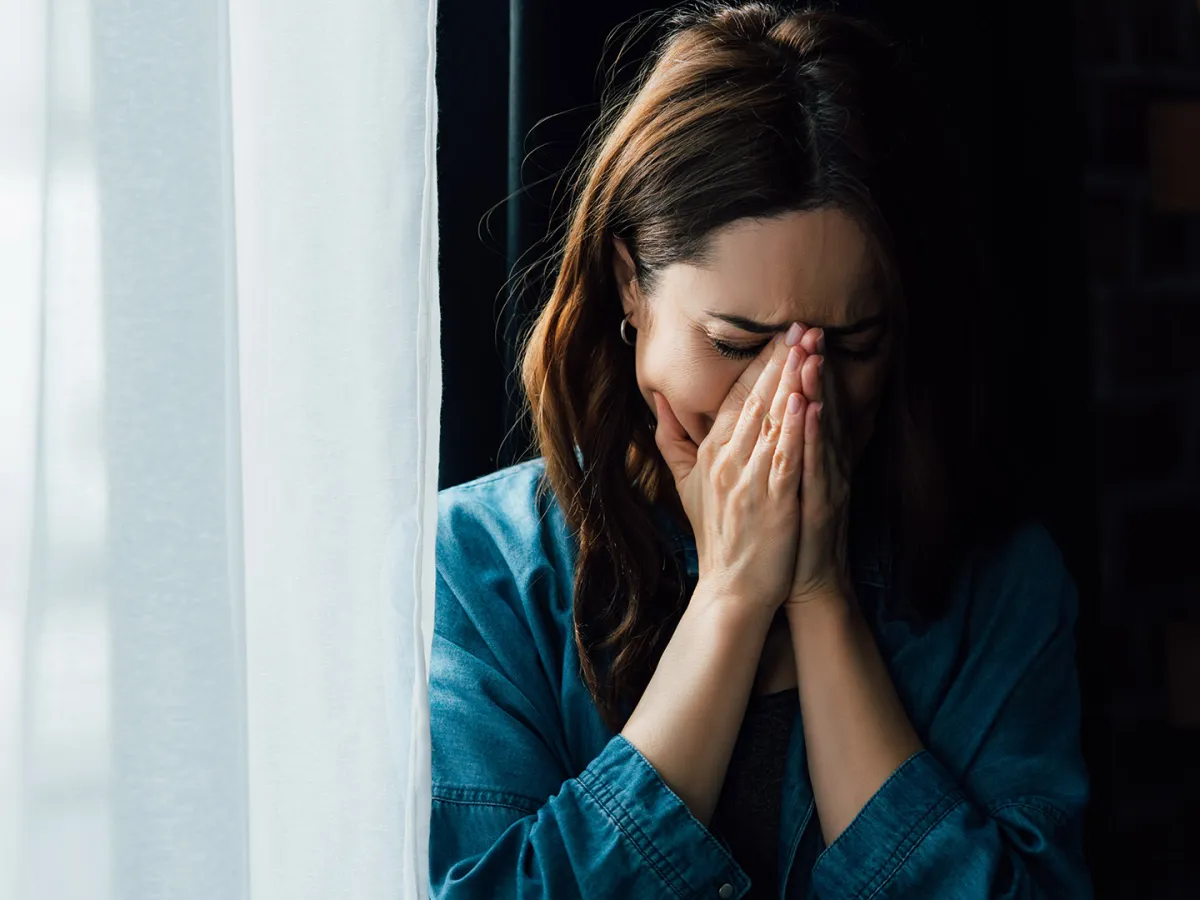 فتاة تبكي بحرقة