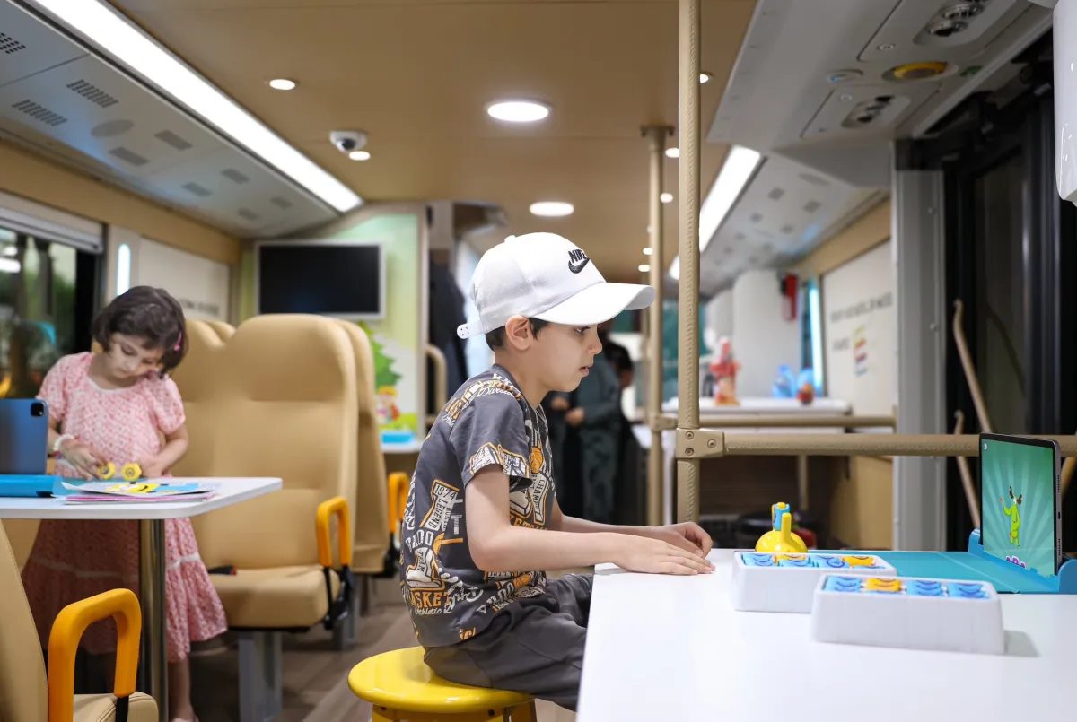 طفل يستمتع بأنشطة حافلة المكتبة المتنقلة. الصورة من الحساب الرسمي لوزارة التربية والتعليم والتعليم العالي على منصة x