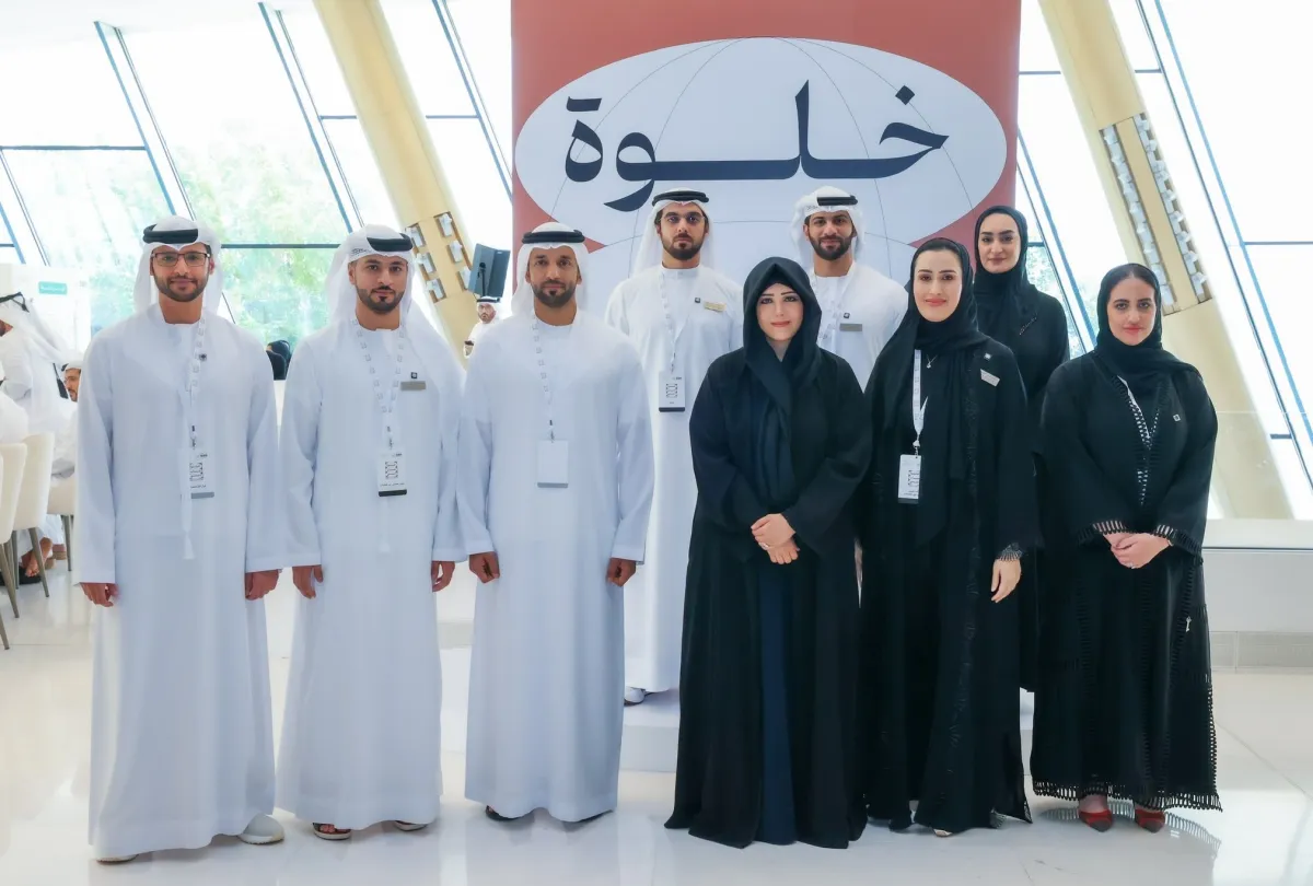 الشيخة لطيفة بنت محمد بن راشد آل مكتوم مع حضور خلوة شباب دبي. الصورة من مكتب دبي الإعلامي