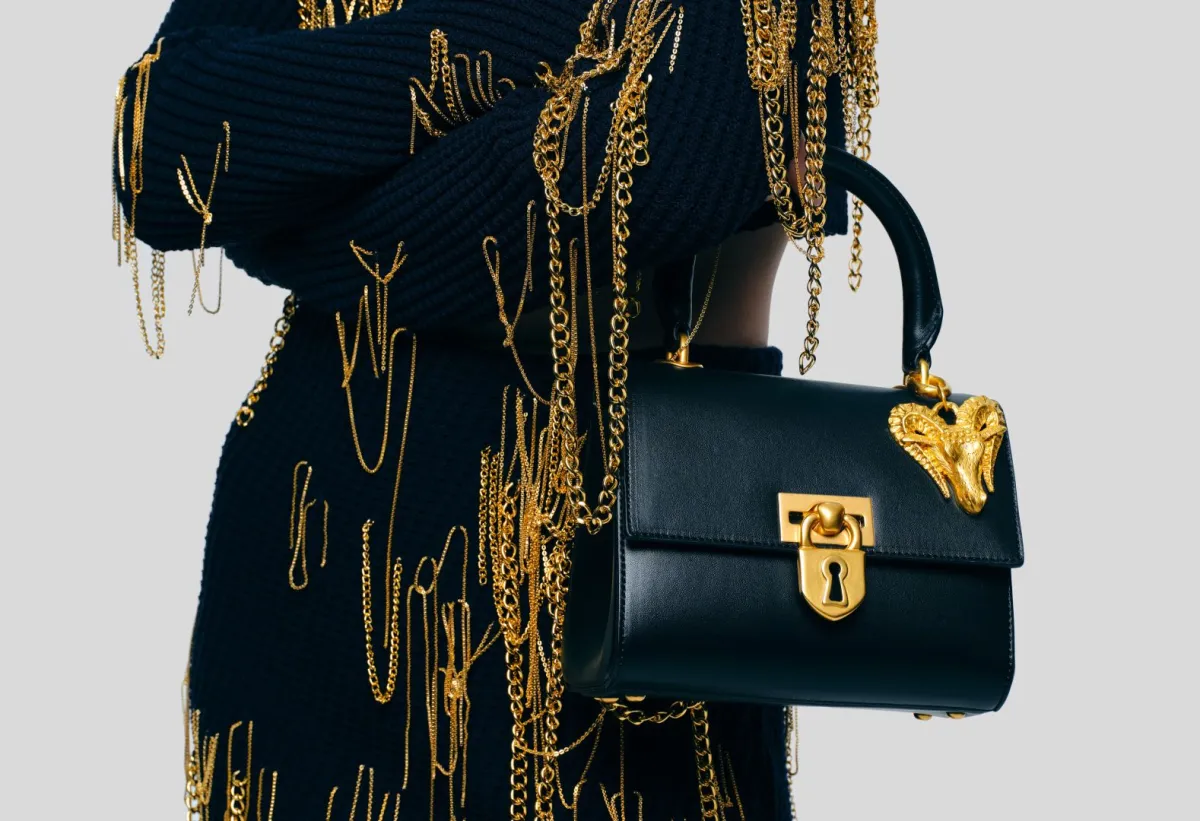 حقيبة من سكياباريللي Schiaparelli- الصورة من العلاقات العامة للدار