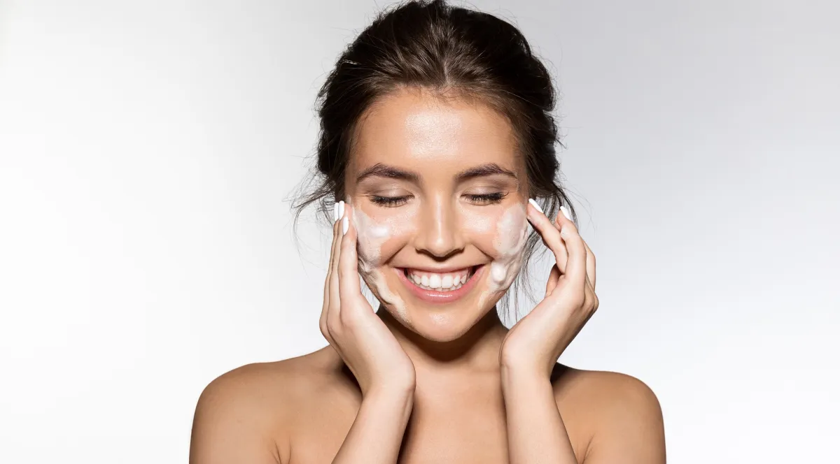 تنظيف البشرة من الأوساخ والدهون