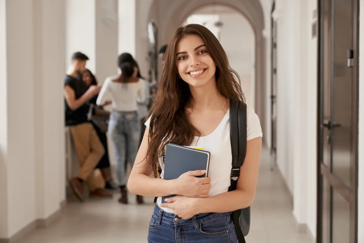 فتاة في الحرم الجامعي 