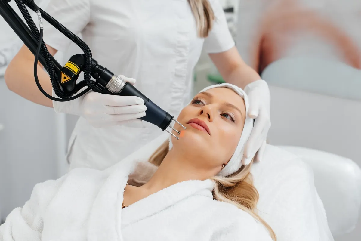 تقنيات تجميل لا يمكنك إجراؤها خلال الصيف