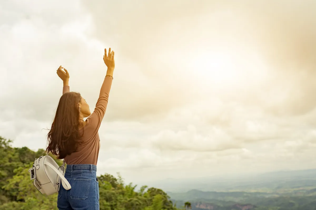 فتاة متفائلة بين أحضان الطبيعية