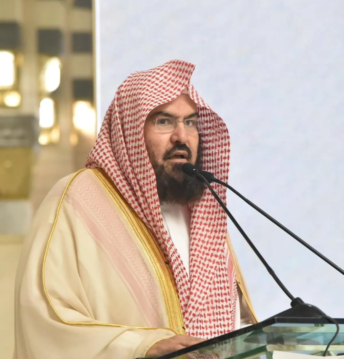 الفتاوى لا تؤخذ ممن يجلسون خلف مواقع التواصل الاجتماعي - الصورة من رئاسة الشؤون الدينية بالمسجد الحرام والمسجد النبوي على إكس