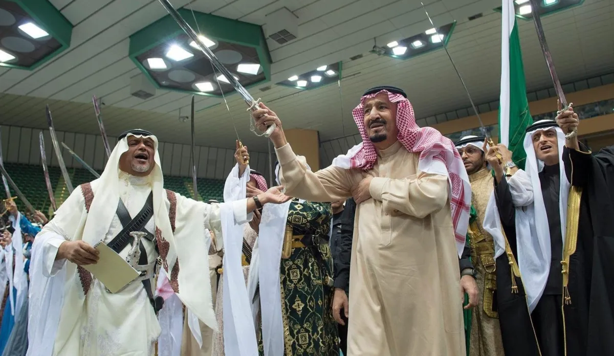 العرضة السعودية إرث يحكي قصص الترابط بين القيادة والشعب - الصورة من واس