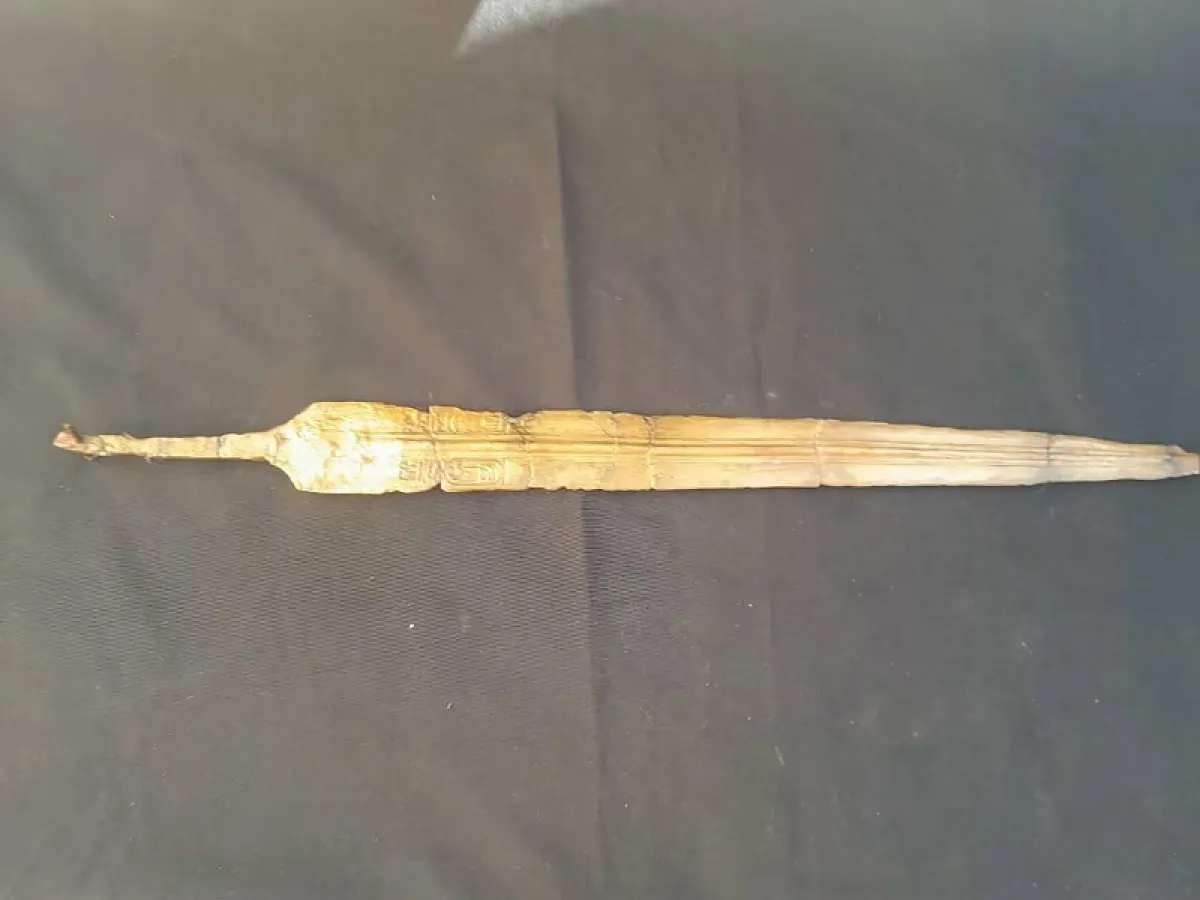 اكتشاف سيف عمره 3000 عام - Credit: Egypt Ministry of Tourism and Antiquities