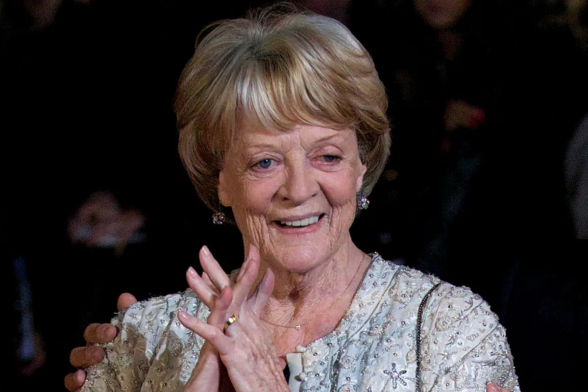 ماغي سميث خلال مهرجان لندن السينمائي الدولي السادس والخمسين في لندن (Maggie Smith during the 56th BFI London Film Festival in London). مصدر الصورة: ANDREW COWIE / AFP