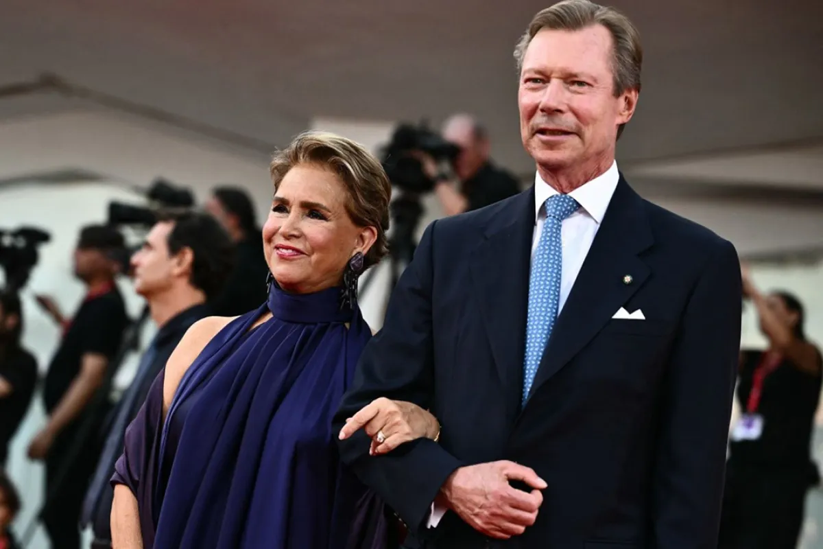   الدوق الأكبر هنري من لوكسمبورغ وزوجته الدوقة الكبرى ماريا تيريزا من لوكسمبورغ خلال مهرجان فينيسيا السينمائي الدولي الحادي والثمانين في فينيسيا (Grand Duke Henri of Luxembourg and his wife Grand Duchess Maria Teresa of Luxembourg during the 81st International Venice Film Festival at Venice Lido). مصدر الصورة:  Marco BERTORELLO / AFP