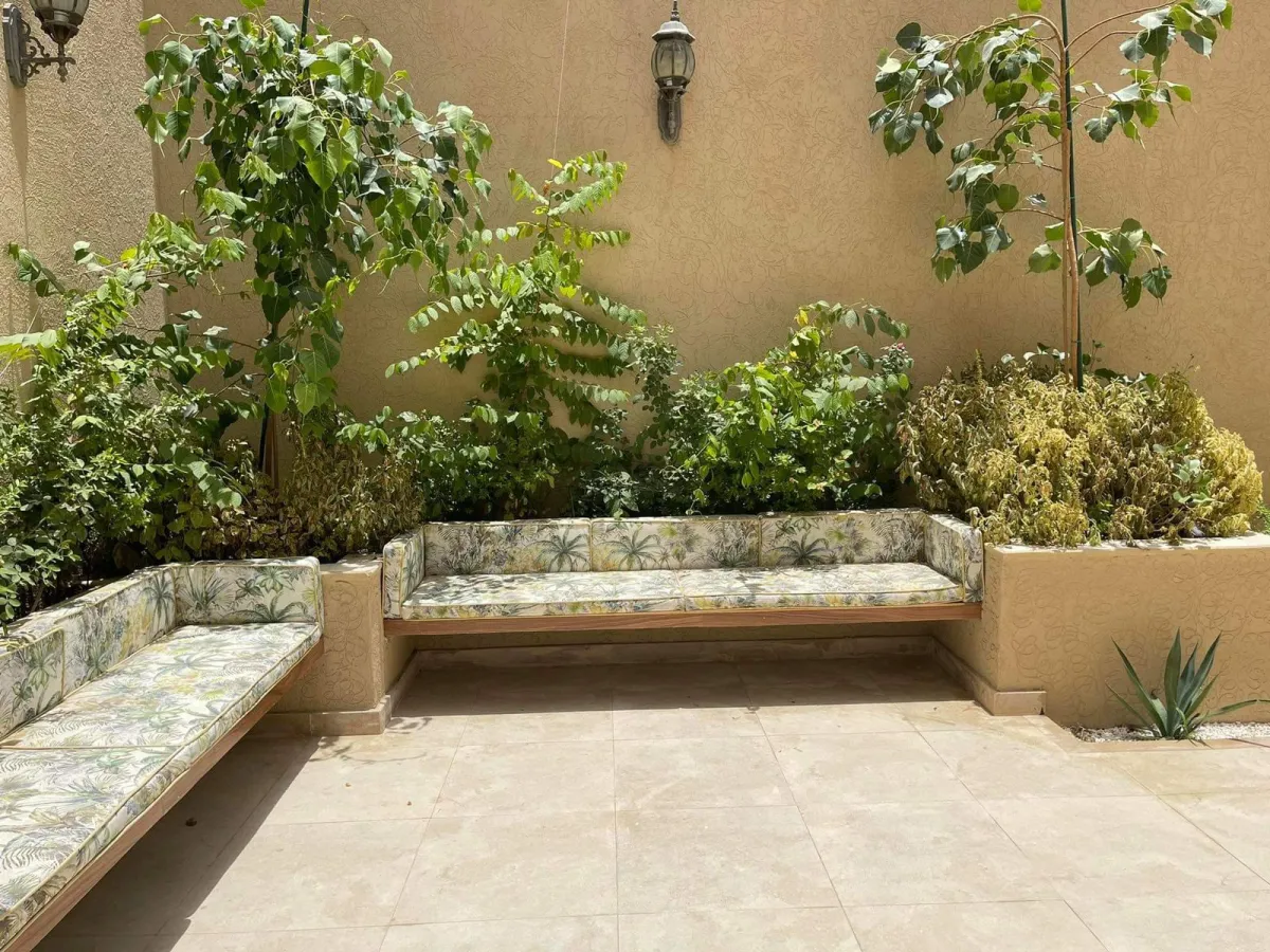 منطقة للجلوس في الحديقة 