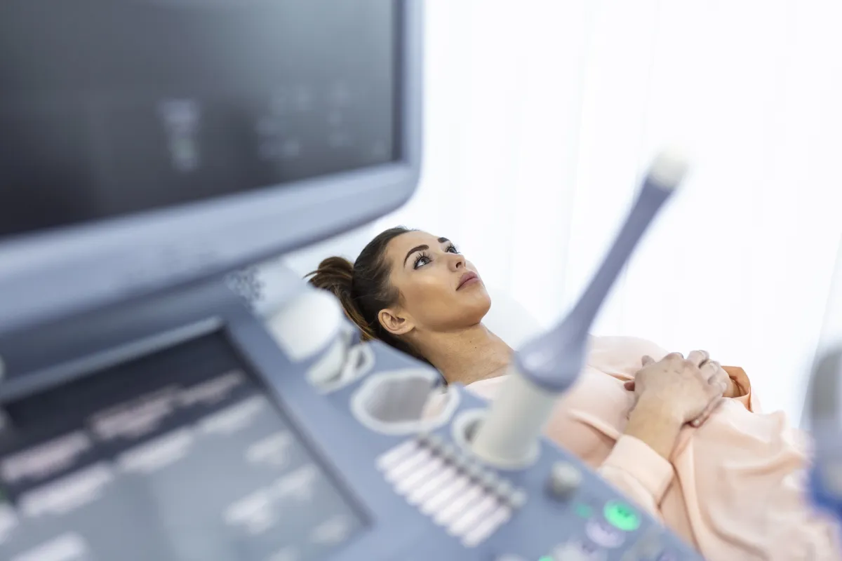 صورة لامرأة أثناء فحص السونار