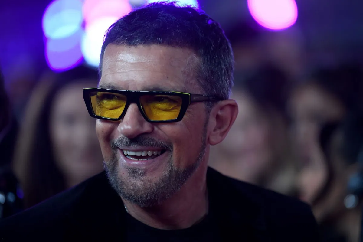 أنطونيو بانديراس في مركز المؤتمرات والمعارض (FIBES) في إشبيلية (Antonio Banderas at the Conference and Exhibition Centre (FIBES) in Sevilla). مصدر الصورة: JORGE GUERRERO / AFP