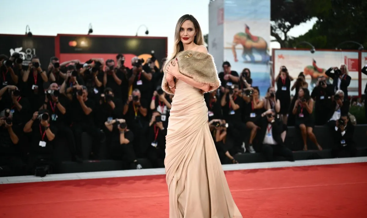 أنجلينا جولي Angelina Jolie في مهرجان فينيسيا السينمائي 2024 (مصدر الصورة Photo by Marco BERTORELLO / AFP
