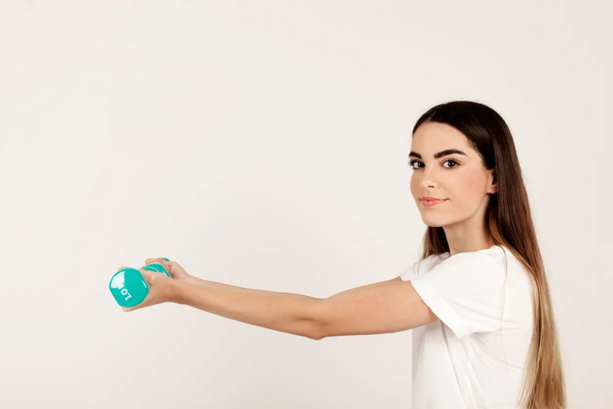 حمل الأوزان يساعد في تقوية عضلات اليدين- المصدر freepik