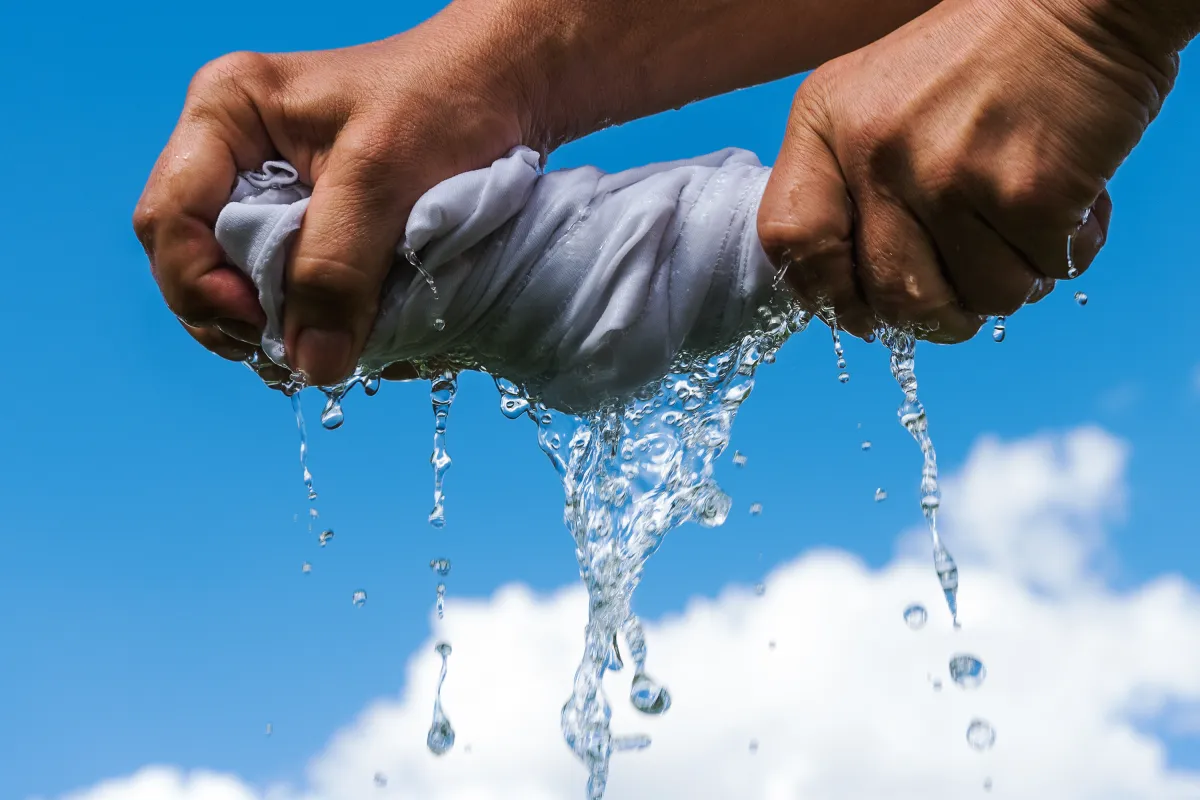 عصر الماء من الملابس