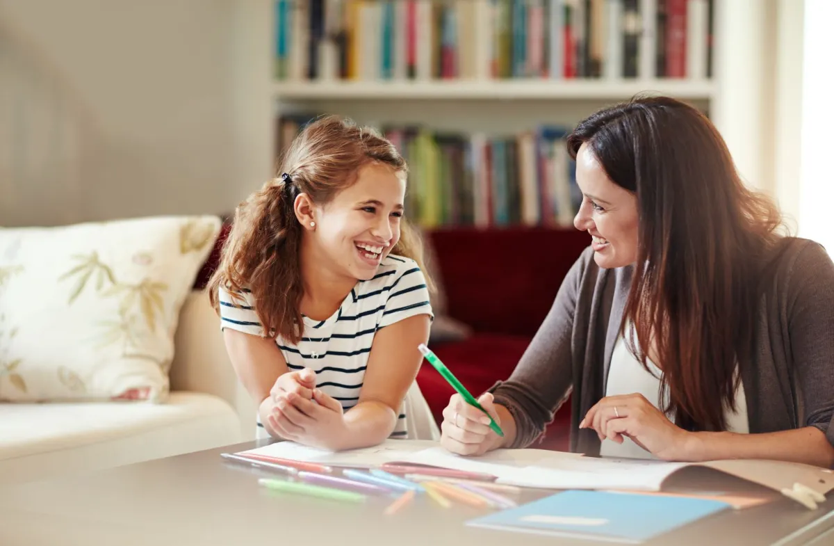 صورة معلمة خصوصية مع الطالبة