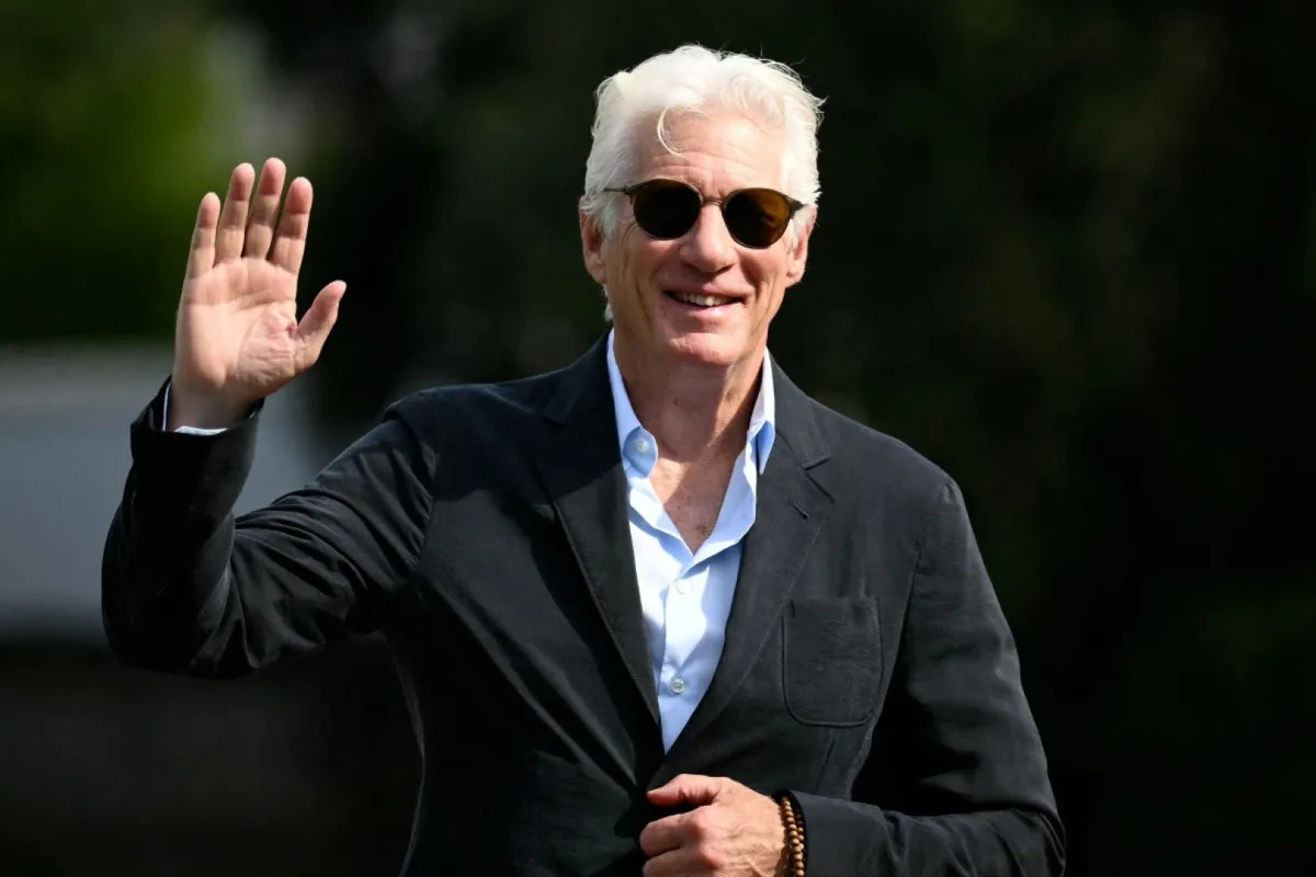 ريتشارد جير في رصيف إكسلسيور خلال مهرجان فينيسيا السينمائي الدولي الحادي والثمانين في فينيسيا ليدو (Richard Gere at the Excelsior pier during the 81st Venice International Film Festival at Venice Lido). مصدر الصورة: Marco BERTORELLO / AFP