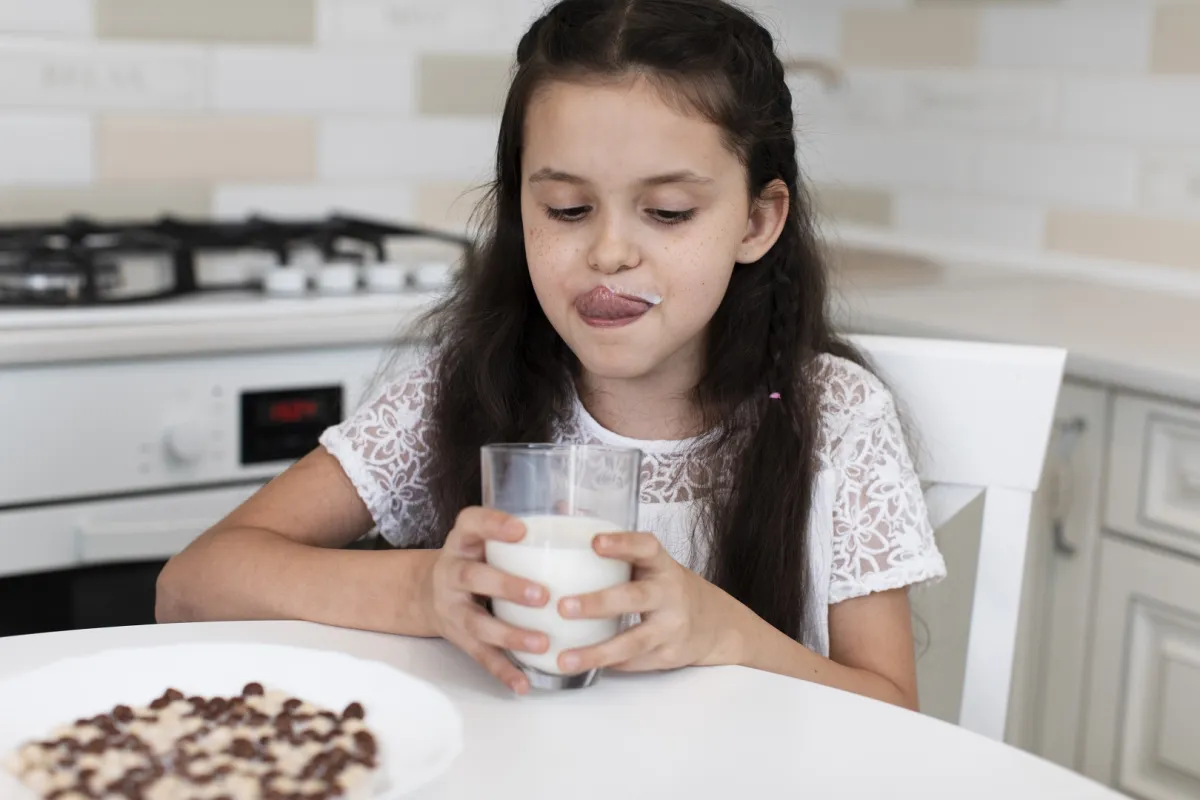 صورة لطفلة تتناول الحليب