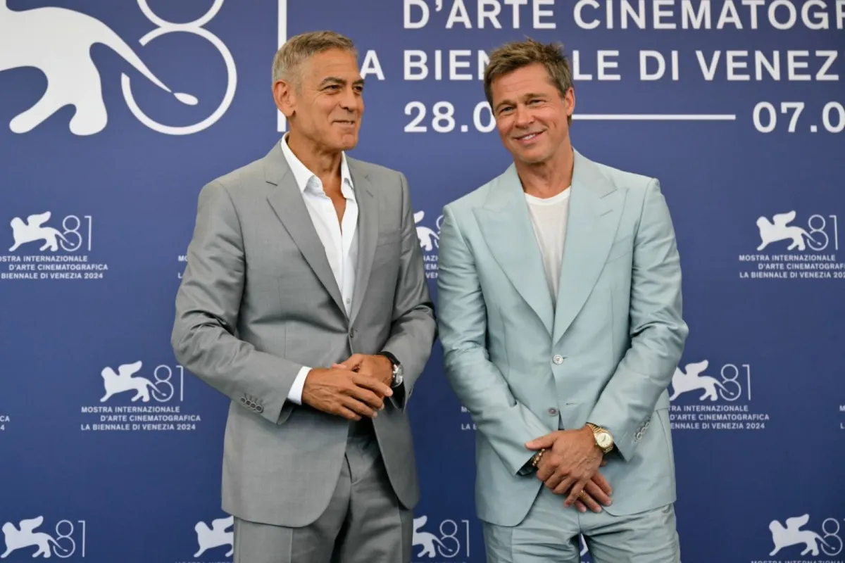 جورج كلوني وبراد بيت خلال مهرجان فينيسيا السينمائي الدولي الحادي والثمانين في فينيسيا ليدو (George Clooney and Brad Pitt during the 81st International Venice Film Festival at Venice Lido). مصدر الصورة: Alberto PIZZOLI / AFP