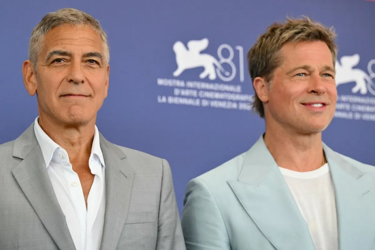 براد بيت وجورج كلوني George Clooney and Brad Pitt في المؤتمر الصحفي للفيلم في مهرجان فينيسيا السينمائي (مصدر الصورة:  Alberto PIZZOLI / AFP)